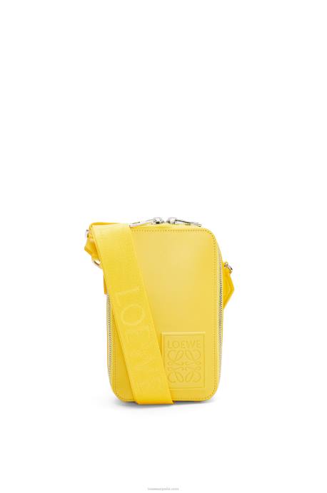 Loewe hombres bolsillo cruzado vertical de piel de becerro satinada LP64614 amarillo