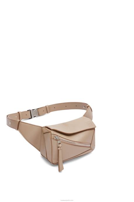 Loewe hombres Riñonera mini puzzle de piel de becerro clásica LP64548 arena