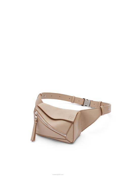 Loewe hombres Riñonera mini puzzle de piel de becerro clásica LP64548 arena