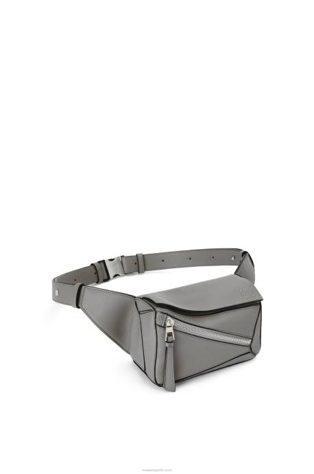 Loewe hombres Riñonera mini puzzle de piel de becerro clásica LP64570 gris asfalto