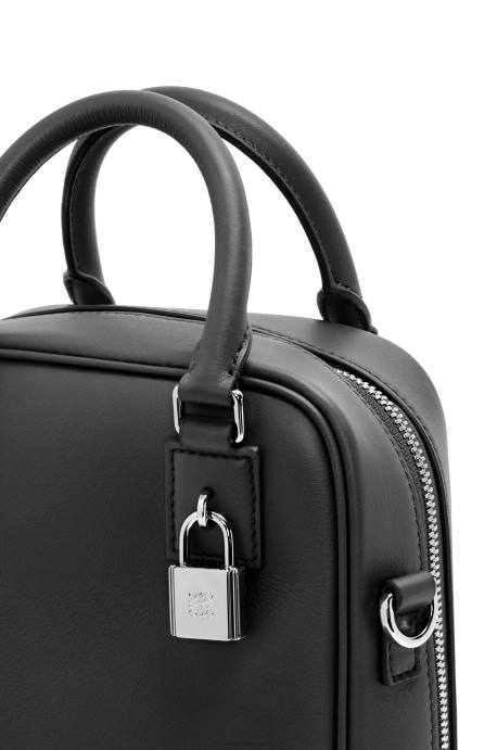 Loewe hombres amazona 15 de piel de becerro napa LP64142 negro