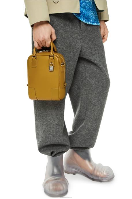 Loewe hombres amazona 15 de piel de becerro napa LP64175 ocre