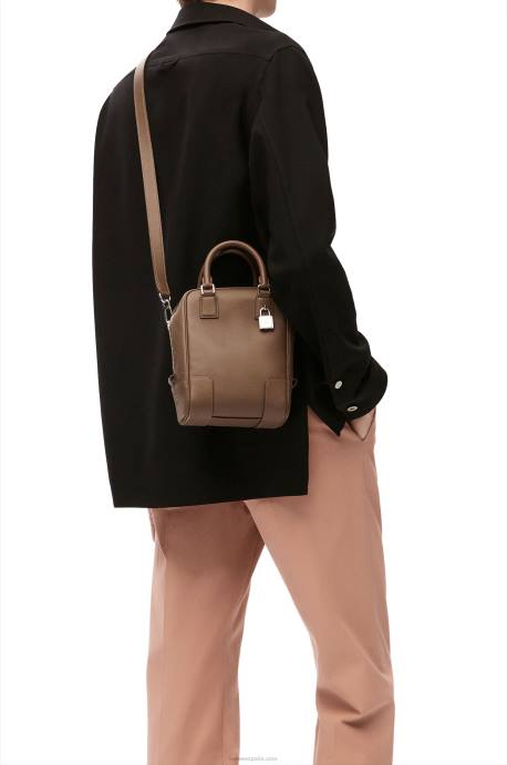 Loewe hombres amazona 15 de piel de becerro napa LP64191 marrón invierno