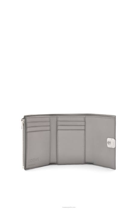 Loewe mujer Cartera vertical pequeña Anagram de piel de becerro granulada LP641208 Perla gris