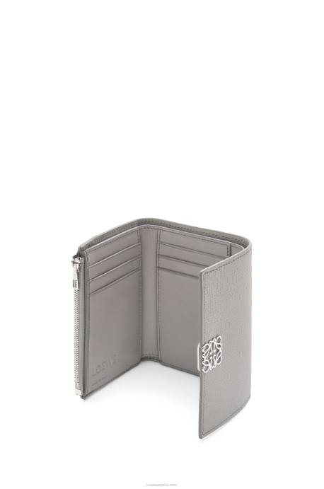 Loewe mujer Cartera vertical pequeña Anagram de piel de becerro granulada LP641208 Perla gris