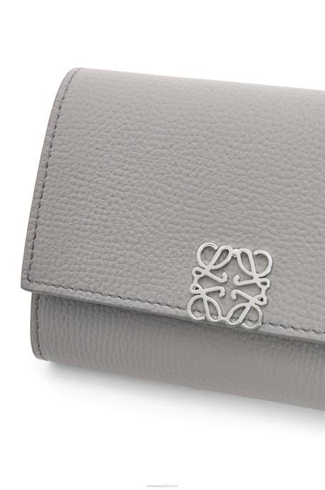 Loewe mujer Cartera vertical pequeña Anagram de piel de becerro granulada LP641208 Perla gris