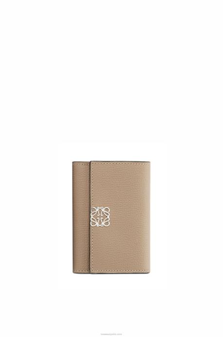 Loewe mujer Cartera vertical pequeña Anagram de piel de becerro granulada LP641216 arena