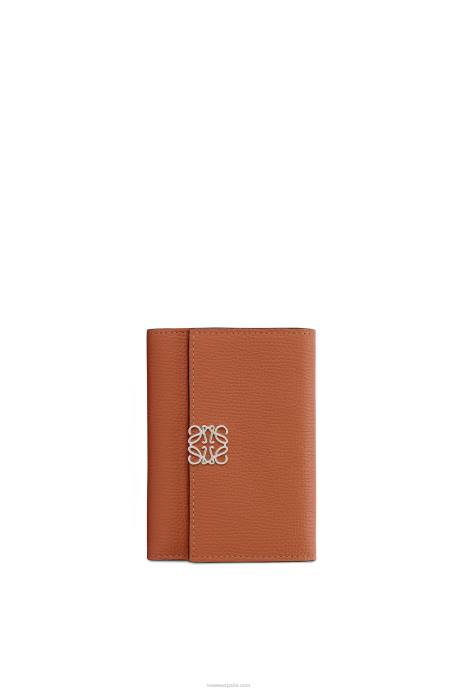 Loewe mujer Cartera vertical pequeña Anagram de piel de becerro granulada LP641231 broncearse