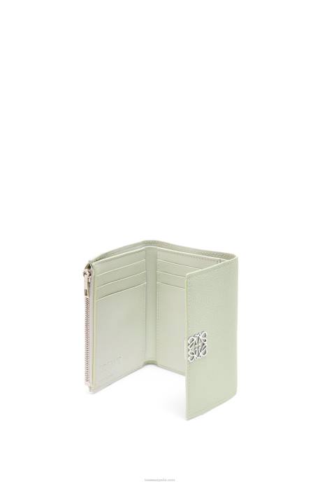 Loewe mujer Cartera vertical pequeña Anagram de piel de becerro granulada LP641234 celadón claro