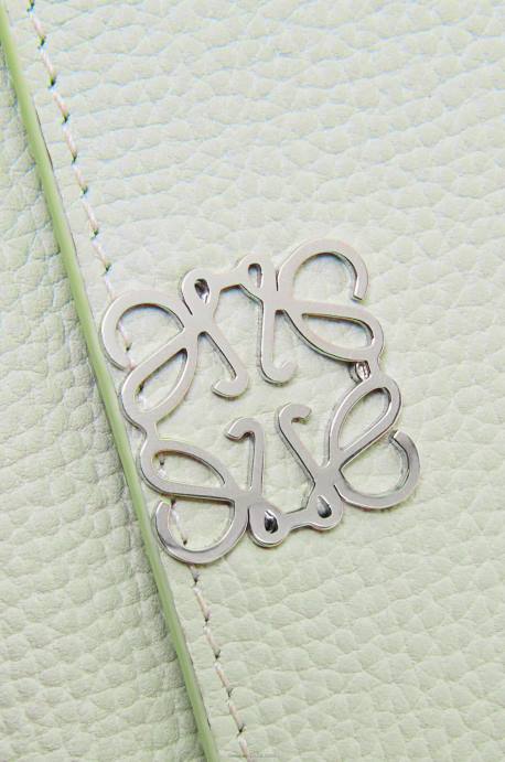 Loewe mujer Cartera vertical pequeña Anagram de piel de becerro granulada LP641234 celadón claro