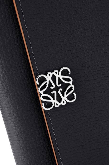 Loewe mujer Cartera vertical pequeña Anagram de piel de becerro granulada LP641246 negro