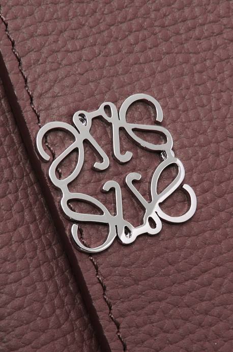 Loewe mujer Cartera vertical pequeña Anagram de piel de becerro granulada LP641297 borgoña