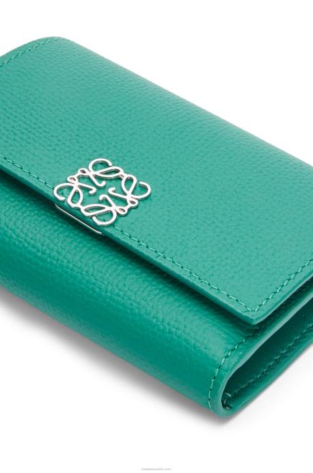 Loewe mujer Cartera vertical pequeña Anagram de piel de becerro granulada LP641318 verde esmeralda