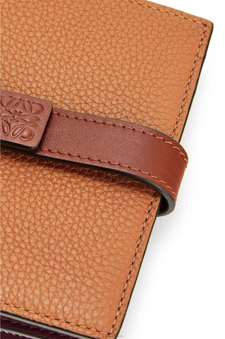 Loewe mujer cartera compacta con cremallera de suave piel de becerro granulada LP641257 caramelo claro/pacana