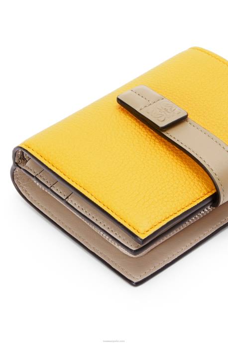 Loewe mujer cartera compacta con cremallera de suave piel de becerro granulada LP641308 amarillo/verde arcilla