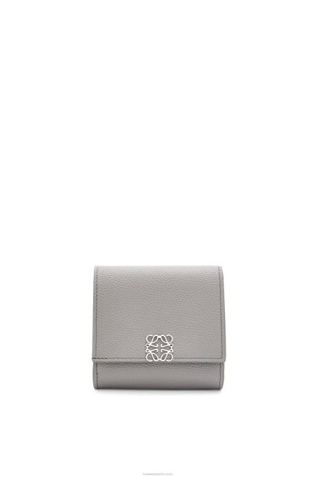 Loewe mujer cartera compacta con solapa anagram de piel de becerro granulada LP641207 Perla gris