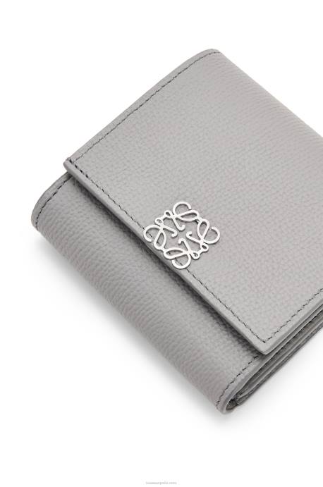 Loewe mujer cartera compacta con solapa anagram de piel de becerro granulada LP641207 Perla gris