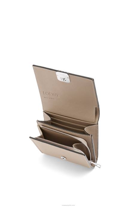 Loewe mujer cartera compacta con solapa anagram de piel de becerro granulada LP641215 arena