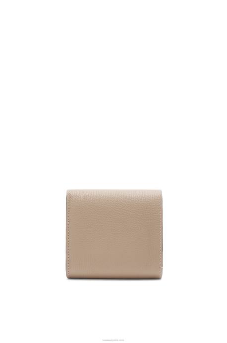 Loewe mujer cartera compacta con solapa anagram de piel de becerro granulada LP641215 arena