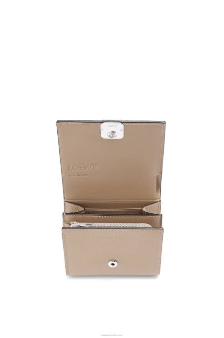 Loewe mujer cartera compacta con solapa anagram de piel de becerro granulada LP641215 arena
