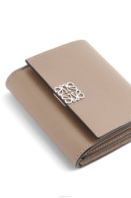 Loewe mujer cartera compacta con solapa anagram de piel de becerro granulada LP641215 arena