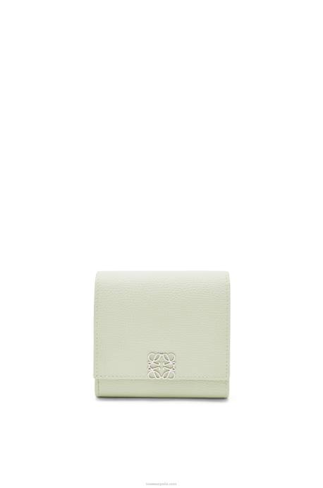 Loewe mujer cartera compacta con solapa anagram de piel de becerro granulada LP641233 celadón claro