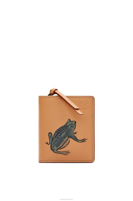 Loewe mujer cartera con cremallera Frog Compact en becerro clásico LP641305 cálido desierto