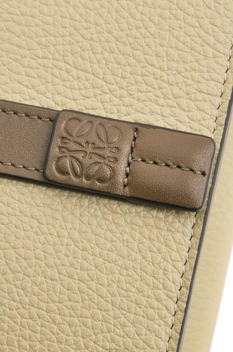 Loewe mujer cartera de tres pliegues en suave piel de becerro granulada LP641209 verde salvia/verde caqui oscuro