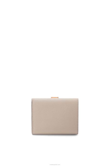 Loewe mujer cartera de tres pliegues en suave piel de becerro granulada LP641219 avena ligera/miel