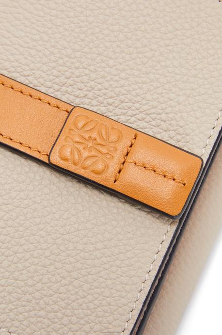 Loewe mujer cartera de tres pliegues en suave piel de becerro granulada LP641219 avena ligera/miel