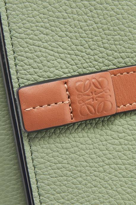 Loewe mujer cartera de tres pliegues en suave piel de becerro granulada LP641223 romero/bronceado
