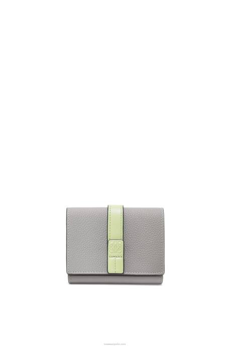 Loewe mujer cartera de tres pliegues en suave piel de becerro granulada LP641250 gris perla/verde pálido claro