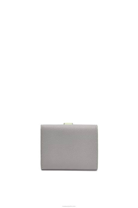Loewe mujer cartera de tres pliegues en suave piel de becerro granulada LP641250 gris perla/verde pálido claro