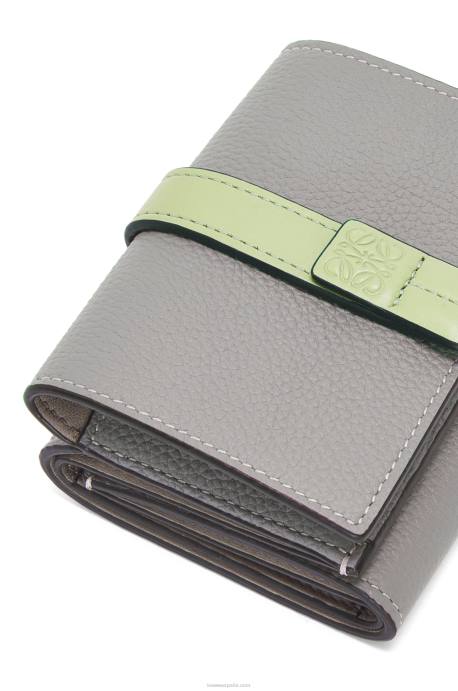 Loewe mujer cartera de tres pliegues en suave piel de becerro granulada LP641250 gris perla/verde pálido claro