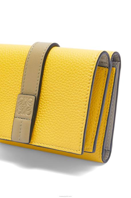 Loewe mujer cartera de tres pliegues en suave piel de becerro granulada LP641284 amarillo/verde arcilla