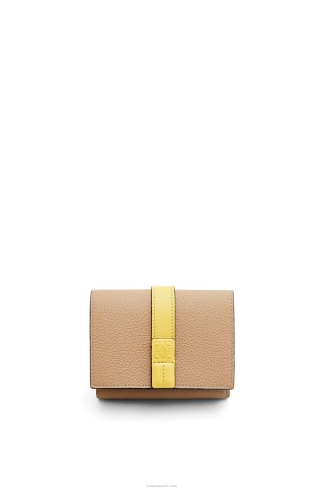 Loewe mujer cartera de tres pliegues en suave piel de becerro granulada LP641285 mantequilla/limón pálido