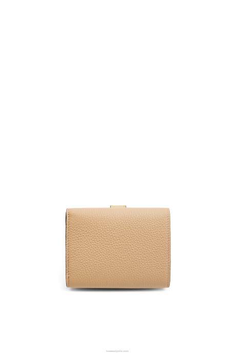 Loewe mujer cartera de tres pliegues en suave piel de becerro granulada LP641285 mantequilla/limón pálido