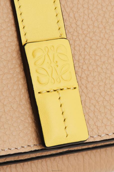 Loewe mujer cartera de tres pliegues en suave piel de becerro granulada LP641285 mantequilla/limón pálido