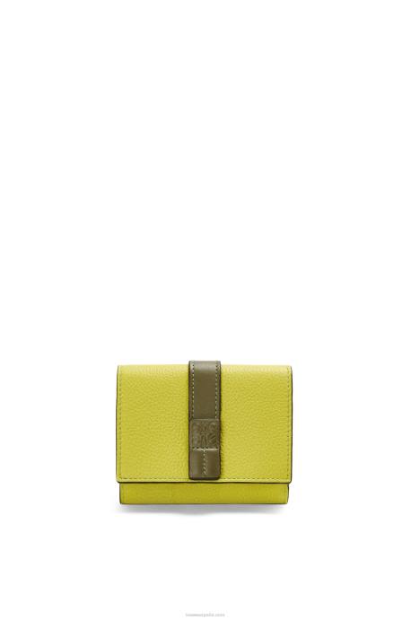 Loewe mujer cartera de tres pliegues en suave piel de becerro granulada LP641311 amarillo lima/verde aguacate