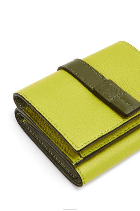Loewe mujer cartera de tres pliegues en suave piel de becerro granulada LP641311 amarillo lima/verde aguacate