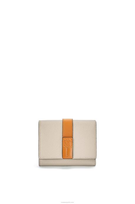 Loewe mujer cartera de tres pliegues en suave piel de becerro granulada LP641315 avena ligera/miel