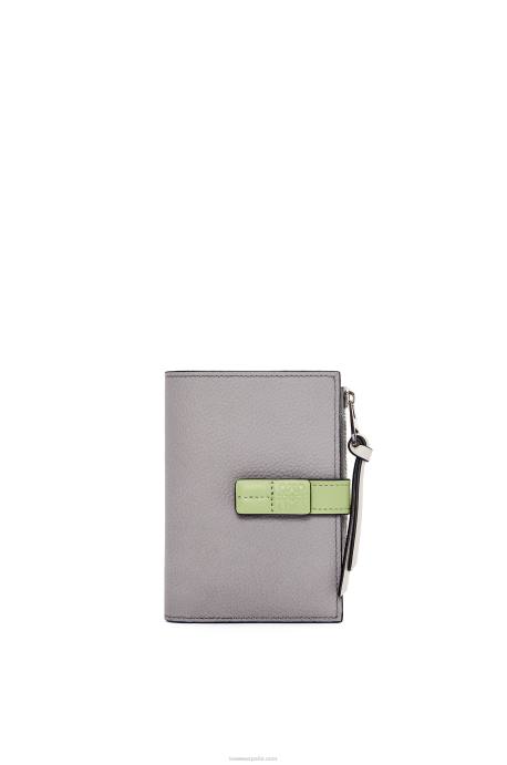 Loewe mujer cartera plegable fina con cremallera de piel de becerro granulada suave LP641251 gris perla/verde pálido claro