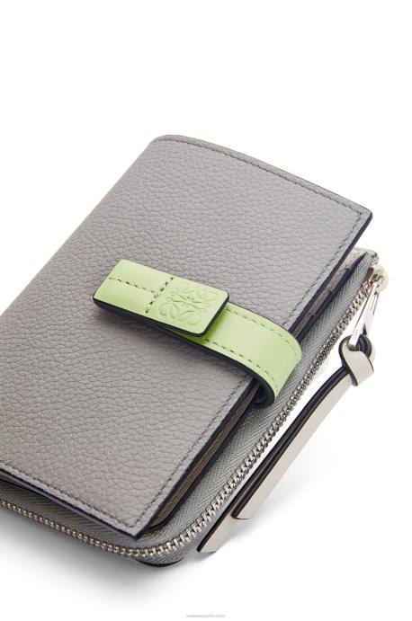 Loewe mujer cartera plegable fina con cremallera de piel de becerro granulada suave LP641251 gris perla/verde pálido claro