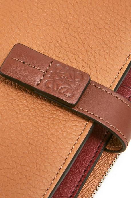 Loewe mujer cartera plegable fina con cremallera de piel de becerro granulada suave LP641255 caramelo claro/pacana