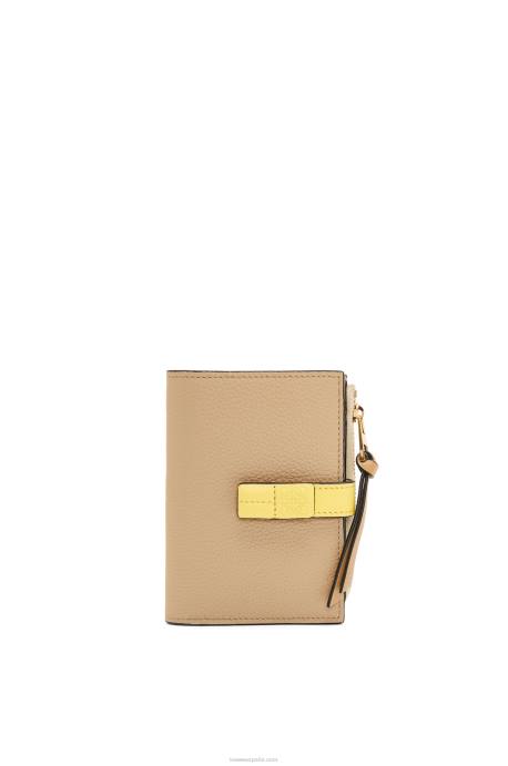 Loewe mujer cartera plegable fina con cremallera de piel de becerro granulada suave LP641265 mantequilla/limón pálido