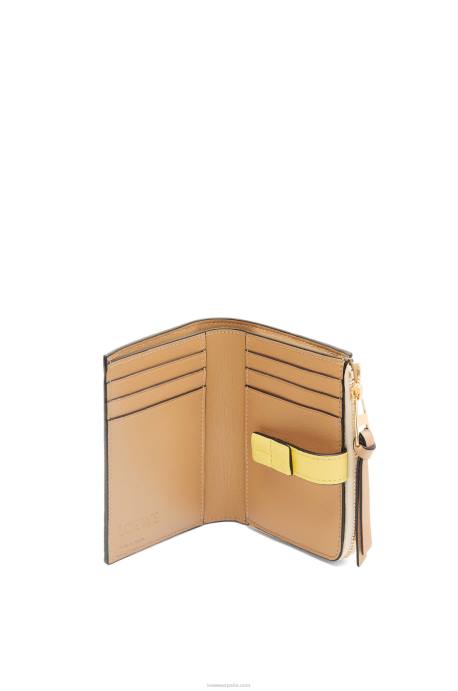 Loewe mujer cartera plegable fina con cremallera de piel de becerro granulada suave LP641265 mantequilla/limón pálido