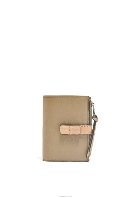 Loewe mujer cartera plegable fina con cremallera de piel de becerro granulada suave LP641289 verde alcachofa/beige empolvado