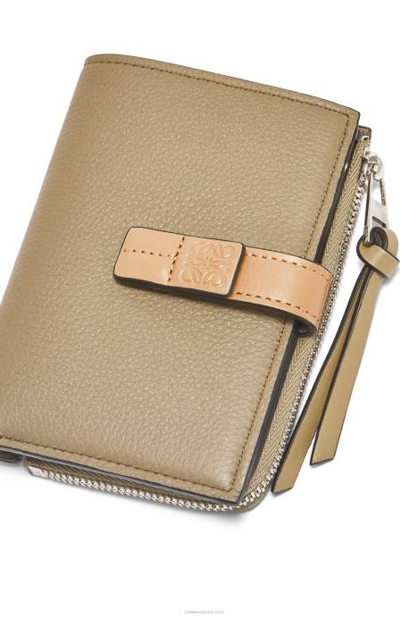Loewe mujer cartera plegable fina con cremallera de piel de becerro granulada suave LP641289 verde alcachofa/beige empolvado