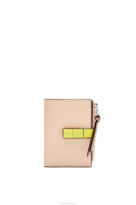 Loewe mujer cartera plegable fina con cremallera de piel de becerro granulada suave LP641298 desnudo/citronela