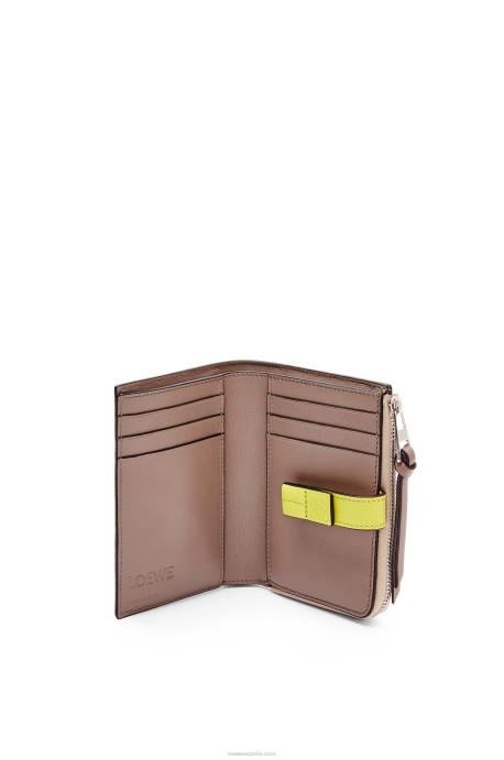 Loewe mujer cartera plegable fina con cremallera de piel de becerro granulada suave LP641298 desnudo/citronela